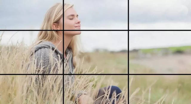 把人脸放在网格线交点,或者取景框的1/3处,这叫三分法构图拍人像.