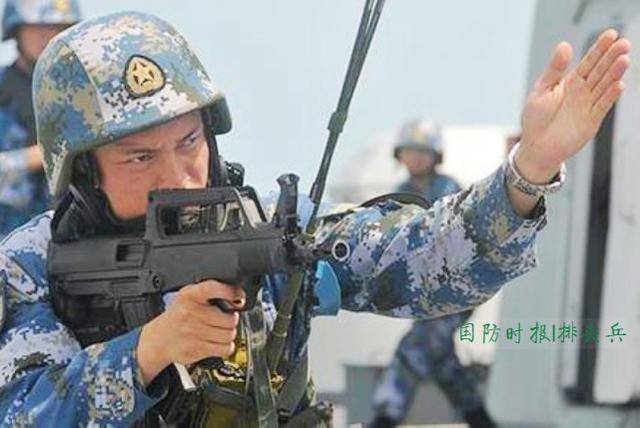 (新民晚报) 亚丁湾护航中使用的95b-1短突击步枪 【订阅关注"国防时报