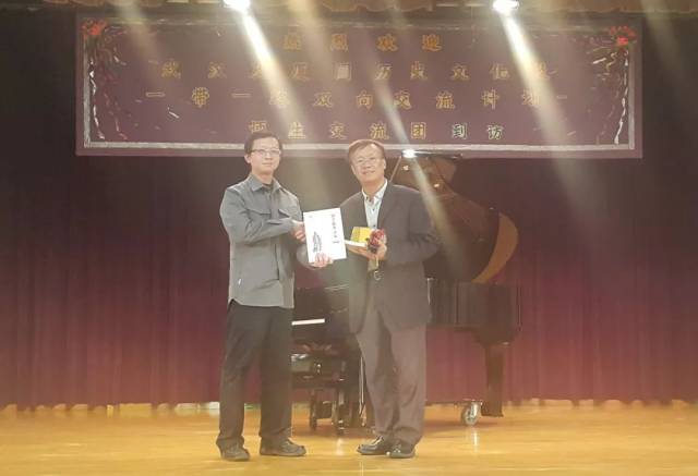 你从未见过如此鲜活的历史课！讲评书说历史，只有武汉这位老师做得到