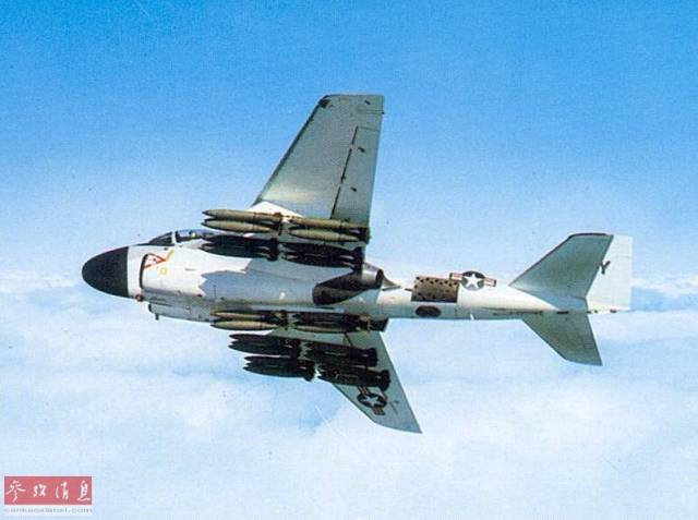 a-6e舰载攻击机,最大载弹量9吨,相当于一架二战b-17轰炸机的两倍多.