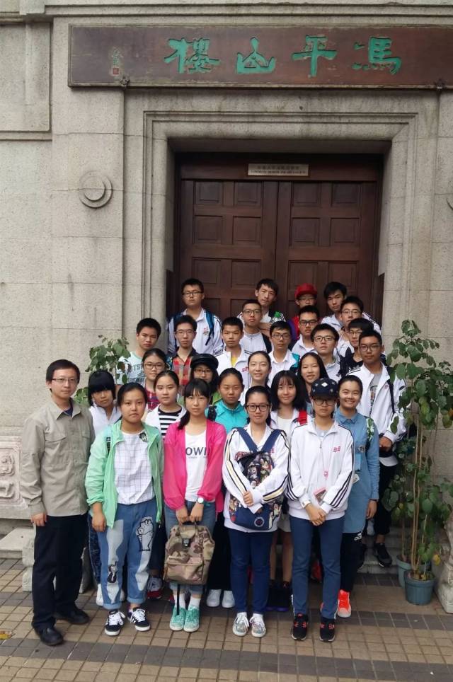 你从未见过如此鲜活的历史课！讲评书说历史，只有武汉这位老师做得到