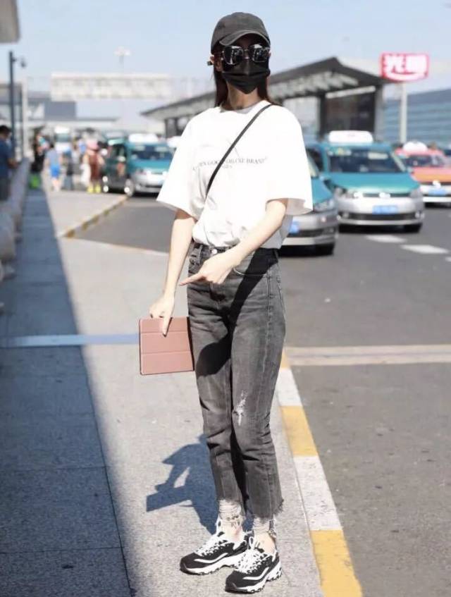 自从唐嫣当上了它们家的代言人后,也是实力演绎,搭配运动裤或者牛仔裤