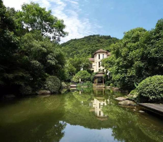 新湖·香格里拉杭州大别墅 这里的每一栋别墅建筑均因地制宜,根据复杂