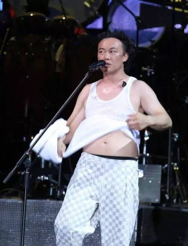 陈奕迅之前胖起来的大肚子引得歌迷路人纷纷调侃