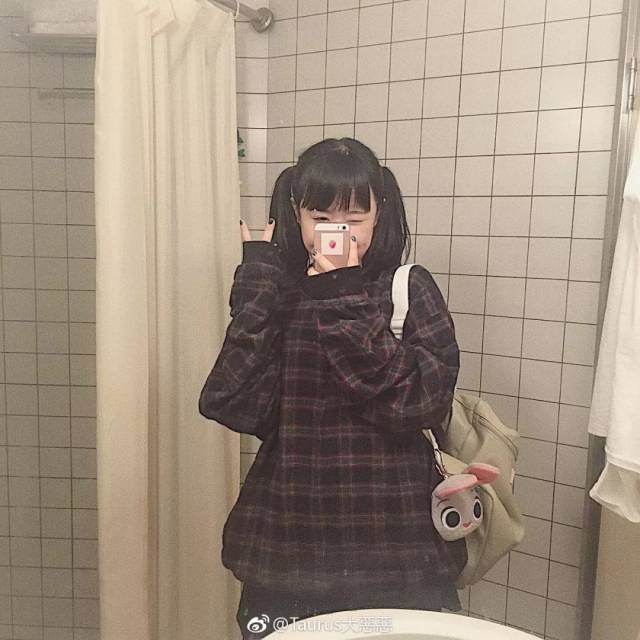根据宇宙定律,rapper 们的女朋友从来不会让人失望,李佳隆的女朋友