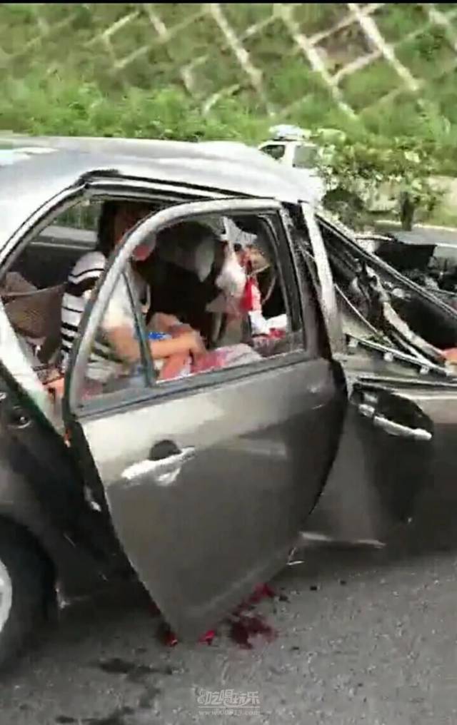 员与3名乘客当场死亡, 2名乘客受伤及两车不同程度受损的较大道路交通