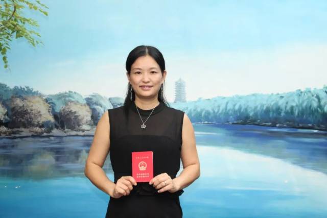 现代诵读艺术教师 彭莹莹