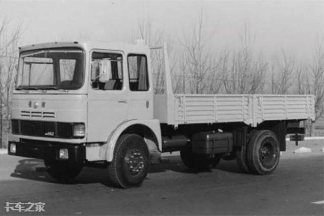 引进的斯太尔91系列重型卡车由新成立的中国重型汽车联营公司生产制造