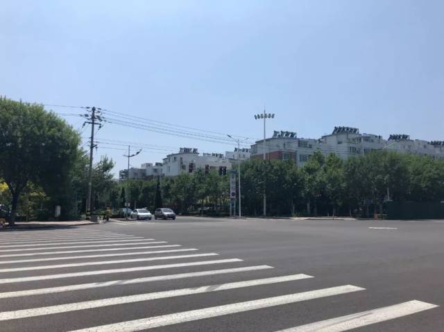 烈日下的等待……东营城区红灯过长让市民很忧伤