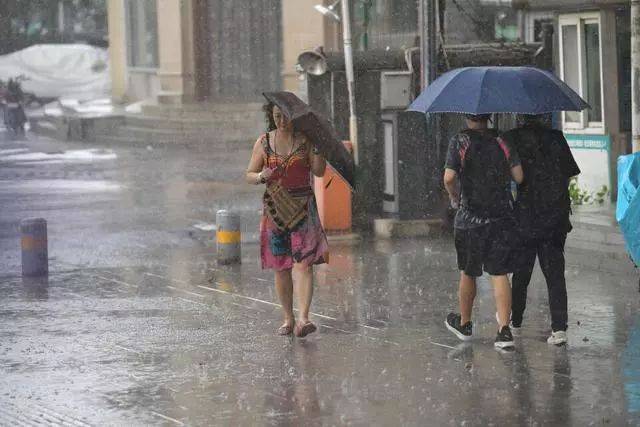 城表情 | 暴雨倾盆,行人躲避不及