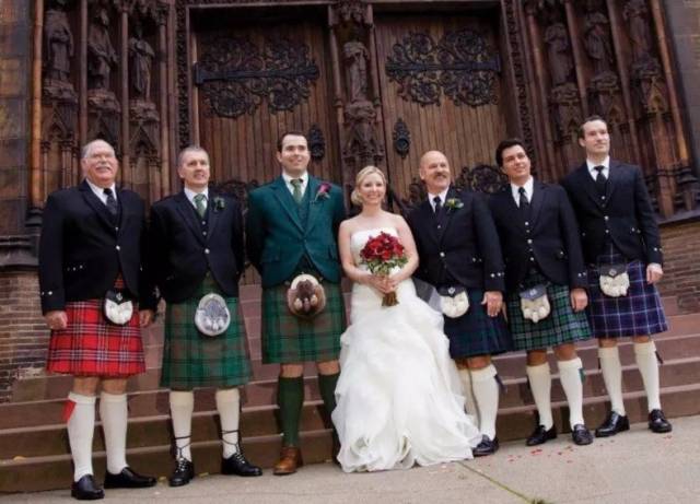 来自各自家族的苏格兰格子呢缝制的整套高地传统服饰
