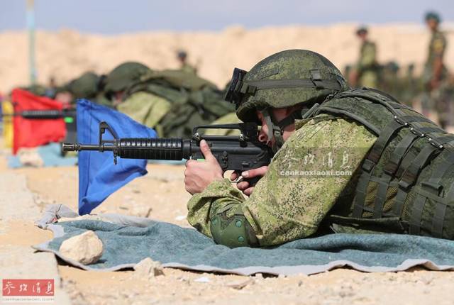 俄军士兵手持ak-74m突击步枪和svd狙击步枪在建筑物旁警戒.