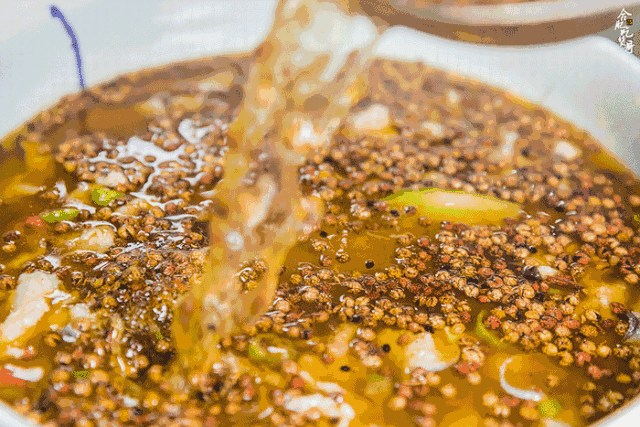 如果说红桂鱼是视觉上的辣,这道花椒鱼就是视觉和味觉上的麻.