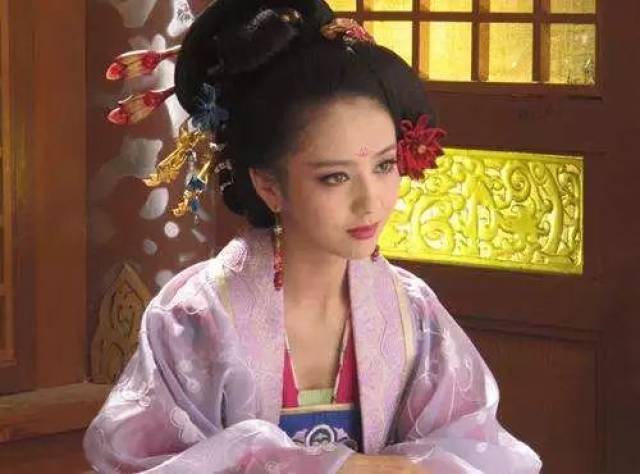 大火的《三生三世十里桃花》里面,热巴演的白凤九额间就有一朵凤尾花