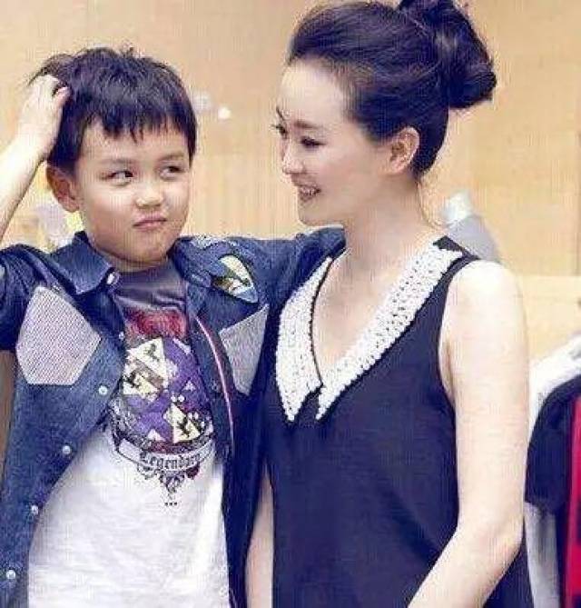 "晴格格"王艳和儿子拍写真,豪门媳妇背后心酸多