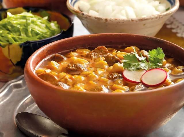 4. 墨西哥玉米浓汤(pozole)