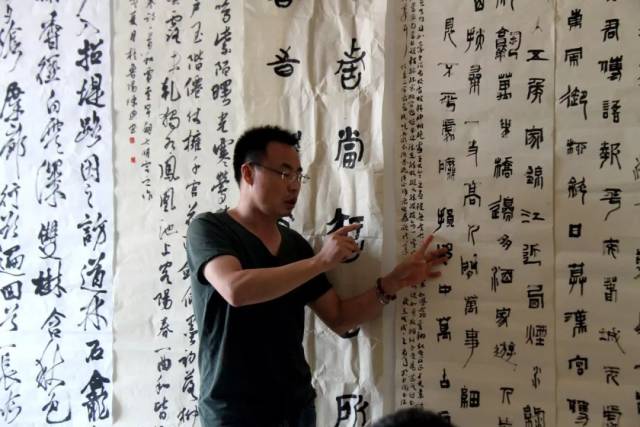 "到人民中去"鲁山县书法家协会举办迎国展看稿会