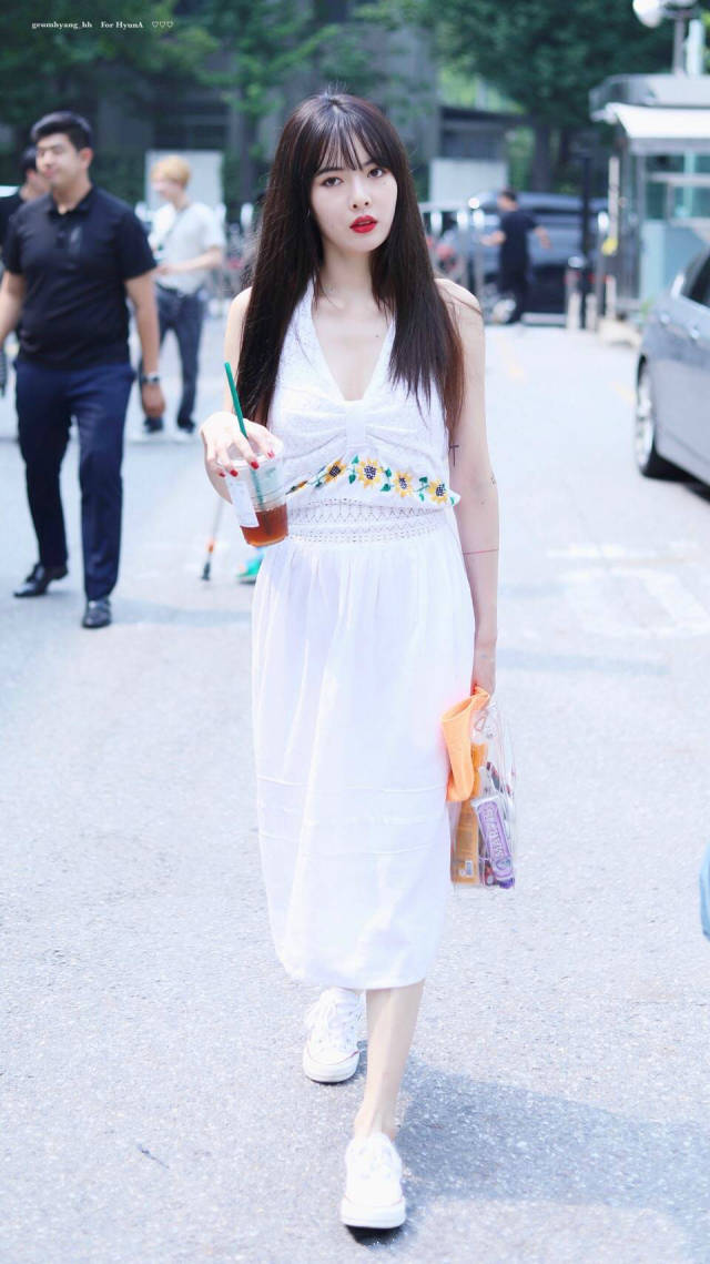 金泫雅穿V领小白裙现身,转身瞬间我被撩到了,