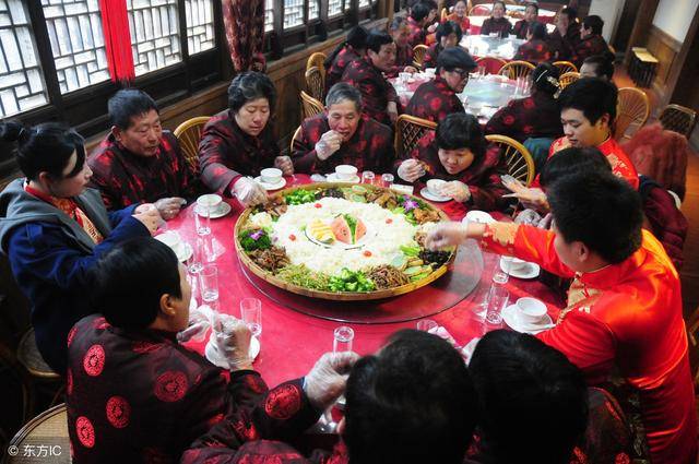 廖世美《烛影摇红·题安陆浮云楼》 楼台处处迷芳草,风雨年年怨