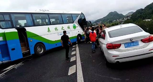 刘师傅:当时情况可能是收费站车辆过多,导致高速路堵车,然后黄果树的