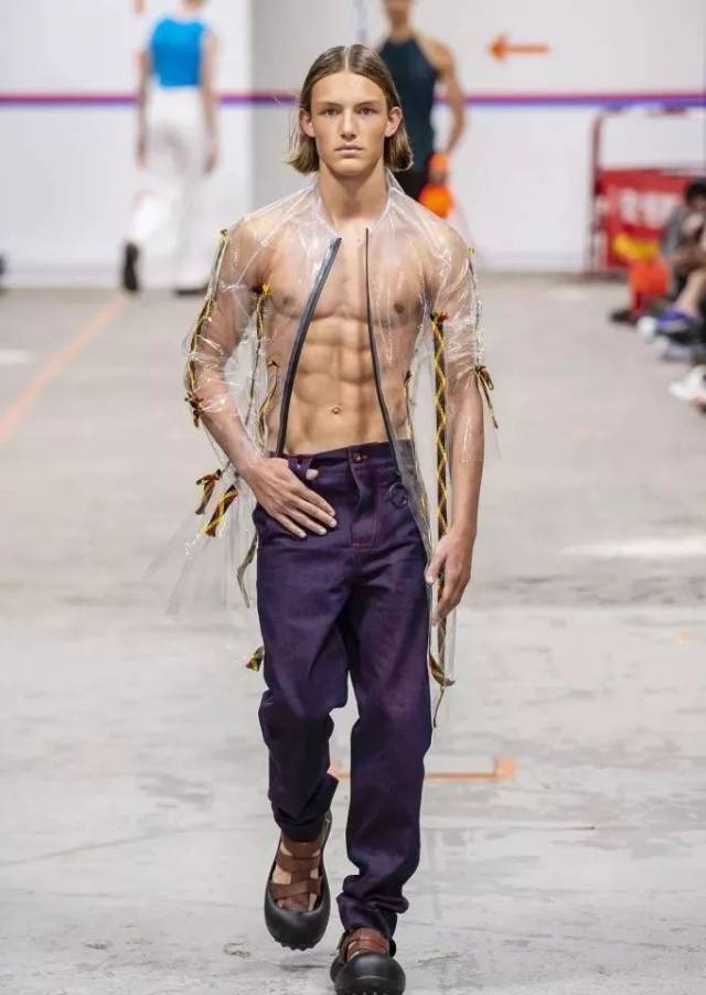 他曾将男模打扮成火辣辣的槟榔西施，这次还将台湾夜市街景带到了巴黎秀场..