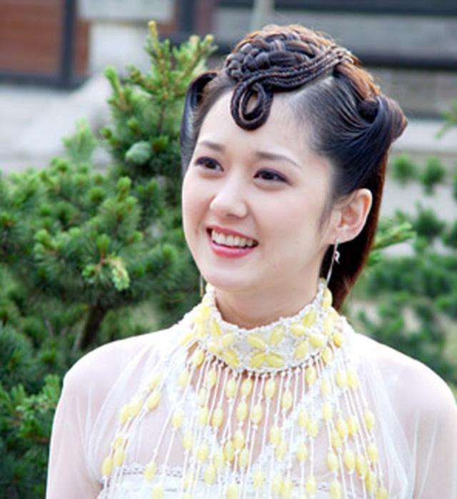 司徒静的扮演者是张娜拉,她是一个地地道道的韩国小姐姐,如果不是当年