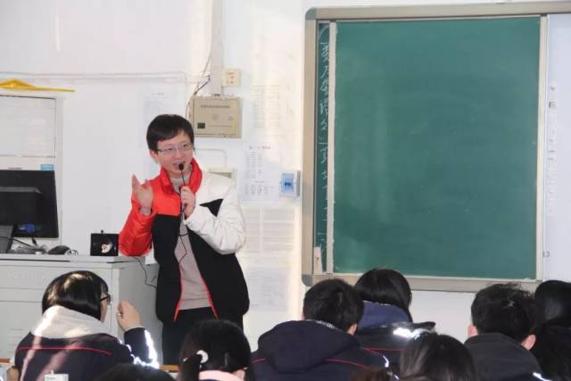 你从未见过如此鲜活的历史课！讲评书说历史，只有武汉这位老师做得到