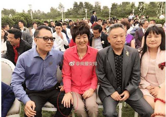 郎平与老公最新合影!她带女排出游,他也跟着去,眼神透