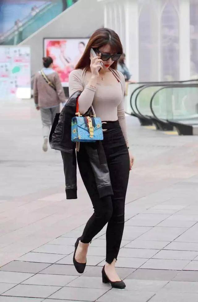美女走在街上,露出美女更加白皙水嫩的肌肤,白白嫩嫩很是迷人