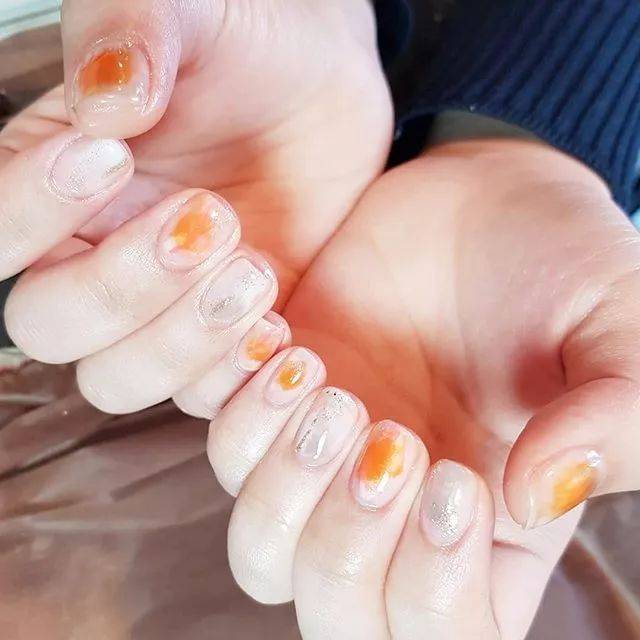 显白又耐看的南瓜色美甲,是心动的感觉!