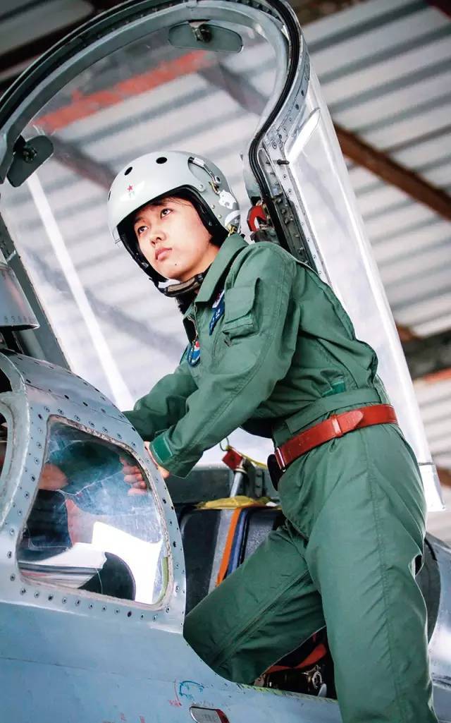 2009年的国庆 天安门上空出现一抹最靓丽的色彩 空军首批战斗机女飞行