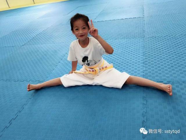 胜世琼中馆 三忌:不重视基本功 练习跆拳道压腿,踢