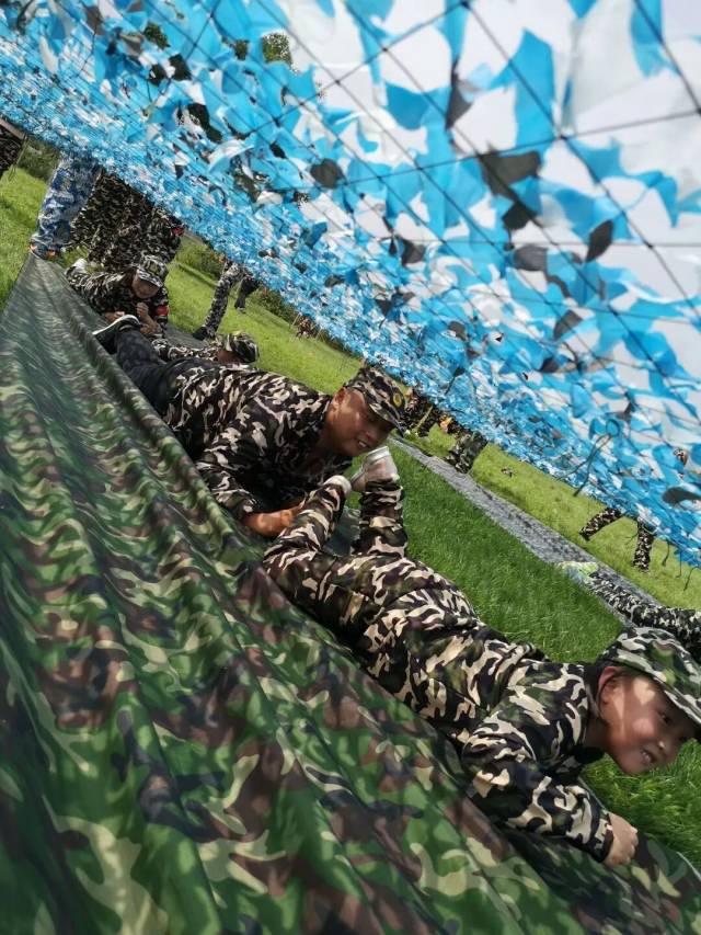 我们还实际体验了打靶,匍匐前进等军事训练项目.