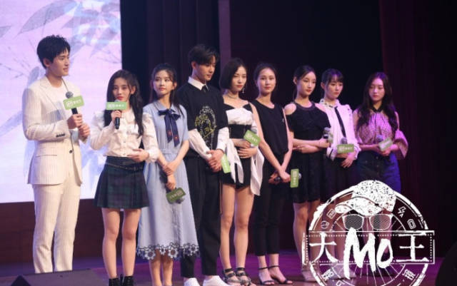 鞠婧祎旁边站的也是snh48的成员林思意,如果现在让我投票的话,我可能