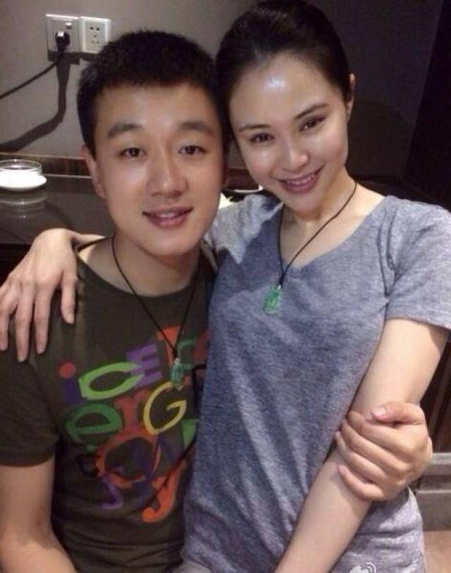 佟大为关悦全家福要到儿子才罢休二女儿神似小沈阳