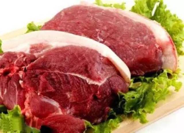 猪肉,瘦肉部分颜色呈鲜红色,颜色为红色或者粉红,如果是暗红色的属于