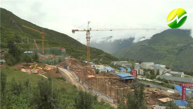 近段时间以来,在兰坪县营盘镇易地搬迁集镇安置建设项目施工点,为让
