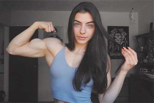 长相清秀的女生,15岁开始接触健身,如今18岁一