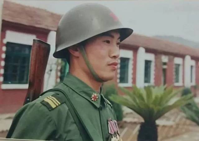 1981年,张家口华北大演习结束后,举行了盛大的阅兵式,此次阅兵被称为1981年华北大阅兵,我有幸参加了这次大阅兵。在此之前的近一年时间里,我们参阅分队每天面对的都是严格的训练,从基本的队列训练到站军姿,队列训练,再到齐步、跑步、正步走,前后左右四面转法的基本动作要领训练,战术动作,操、持枪动作,有时候一个动作不标准,需要反复练习十几遍,甚至几十遍,标兵和参阅方队在烈日炎炎下反复拉动演练,汗水湿透了衣背,直到动作要领娴熟。大家只有一个信念,那就是流血,流汗,不流泪;掉皮,掉肉,不掉队。一切为了演习胜利