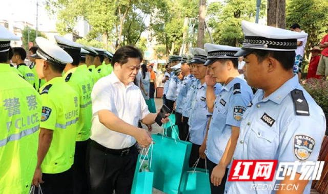 炎炎夏日送关怀 常宁市领导看望慰问一线工人