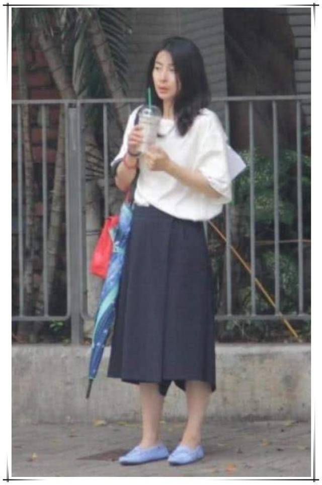 路人镜头下的郭晶晶,穿着朴素似路人,网友:这才是真正