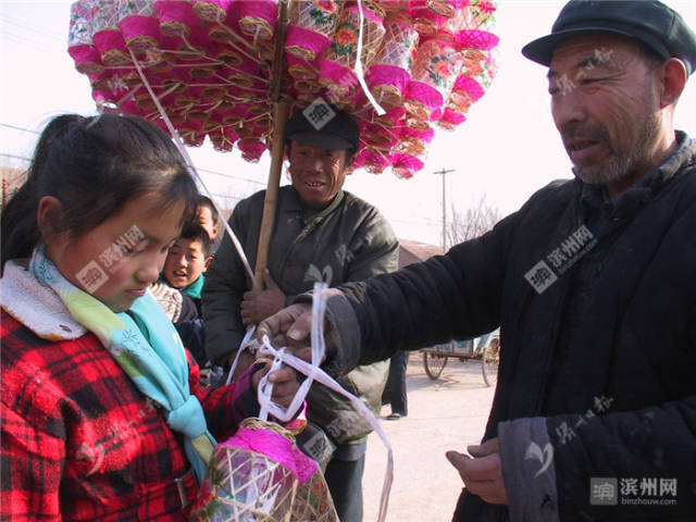2002年,惠民县胡集镇大集上的补锅匠.