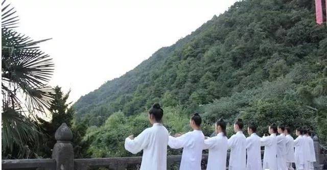静坐或站桩是养心的法门