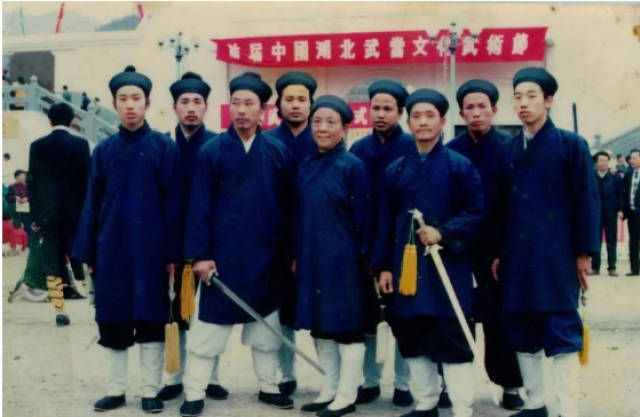 并拜 门下,学习太极拳,八卦掌,形意拳,玄武拳,以及内丹功等道