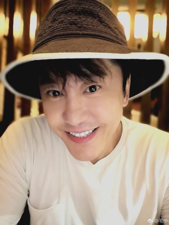49岁毛宁近照曝光,隐退歌坛三年无人问津,现却已成魅力型大叔!