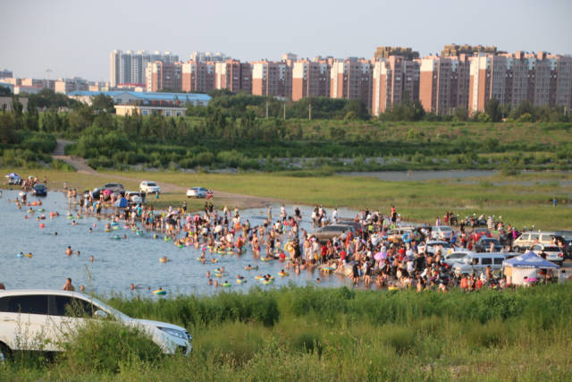 锦州小凌河成天然大浴场,吸引近千市民游玩儿!