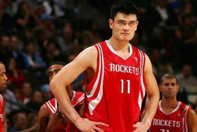 姚明是中国最成功的篮球运动员,他在nba里有过辉煌,但也有过尴尬的