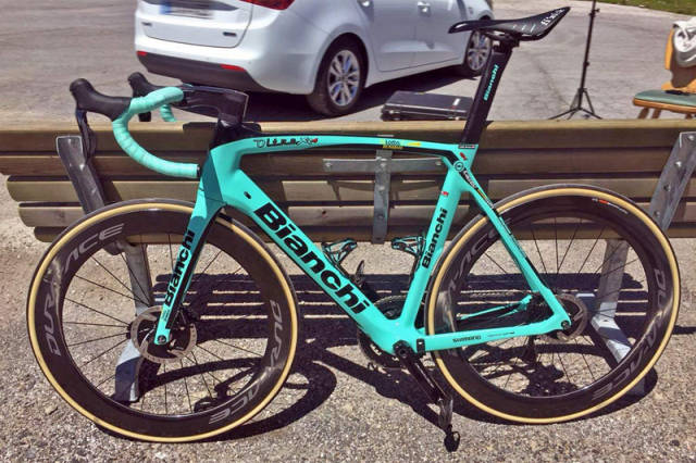 bianchi的顶级气动公路车oltre xr4和顶级耐力公路车infinito在2019