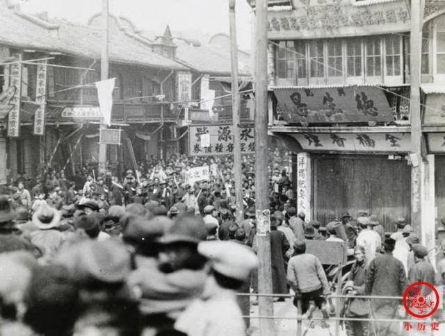 1927年3月22日,上海市民欢迎北伐军的到来.
