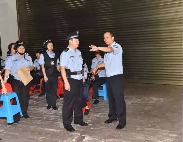 参战民警行动前集结 梧州市政府党组成员,市公安局党委书记,局长